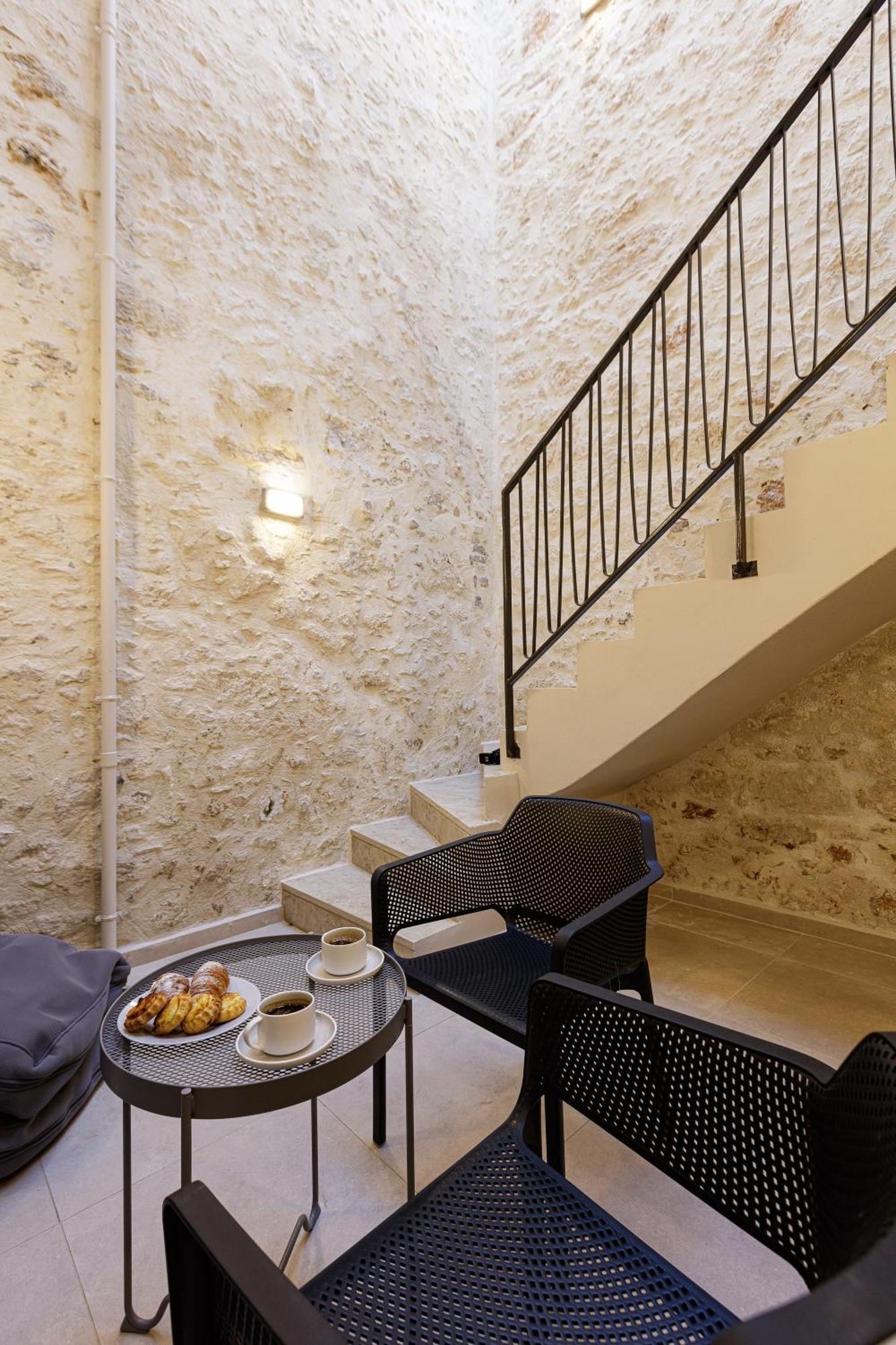 V77 Seafront Suites Rethymno  Bilik gambar